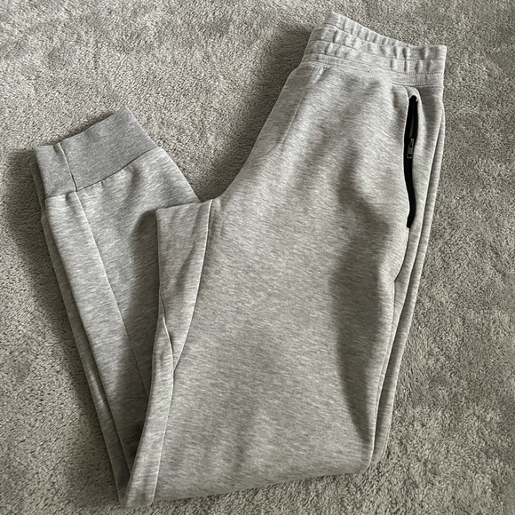 Sweatpants with zippered pockets - Picture 3 of 7